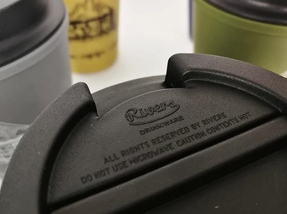 Snow Friends Coffee 咖啡杯|咖啡杯的供应商,日本品牌 Rivers是很出名造咖啡杯的牌子,秉着日本工匠的精神,做工自然手感好,杯身设计还可以单手可开关盖子,最重视的防漏