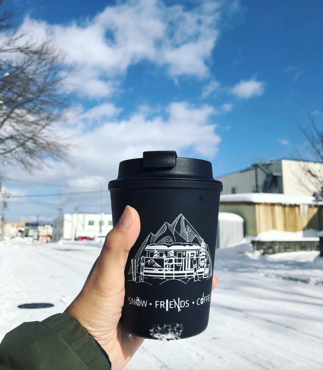 Snow Friends Coffee 咖啡杯|咖啡杯的供应商,日本品牌 Rivers是很出名造咖啡杯的牌子,秉着日本工匠的精神,做工自然手感好,杯身设计还可以单手可开关盖子,最重视的防漏
