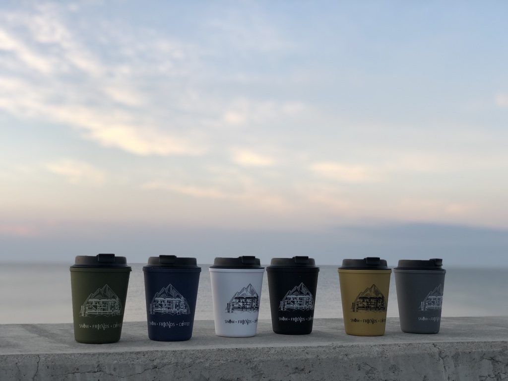 Snow Friends Coffee 咖啡杯|除了报名课程之外,当然也可以在下方联系雪浪告诉我们直接购买,价格为日币2,000元/个,目前有六个颜色可以挑选,也可以和朋友一起购买不同颜色