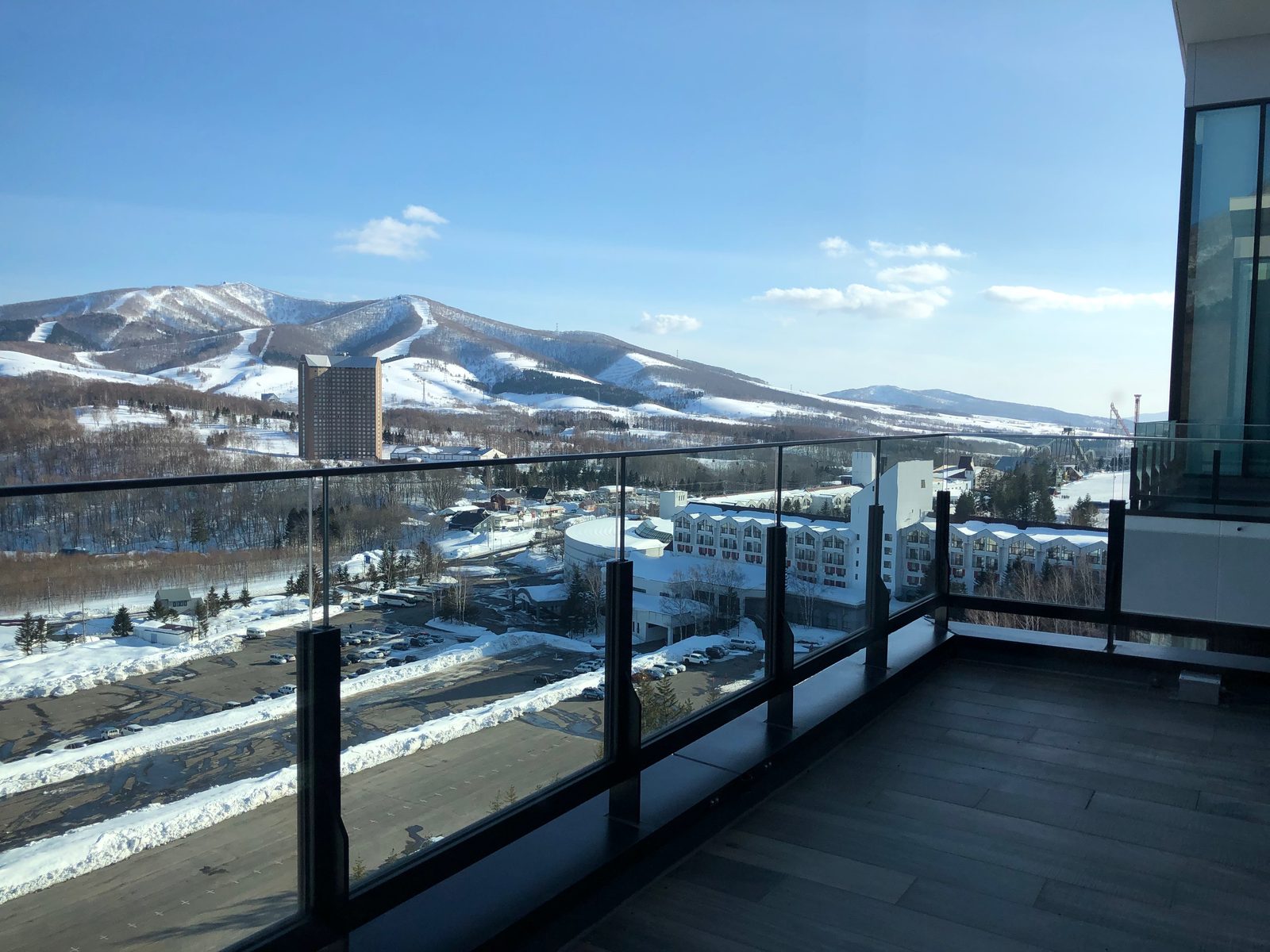 融入雪景之中|The Vale Rusutsu|这次来为大家介绍位在留寿都正中心,2020年尾全新开幕,有跟新雪谷一样的公寓式房型,礼宾服务,Ski-in Ski-out,还在饭店内就有温