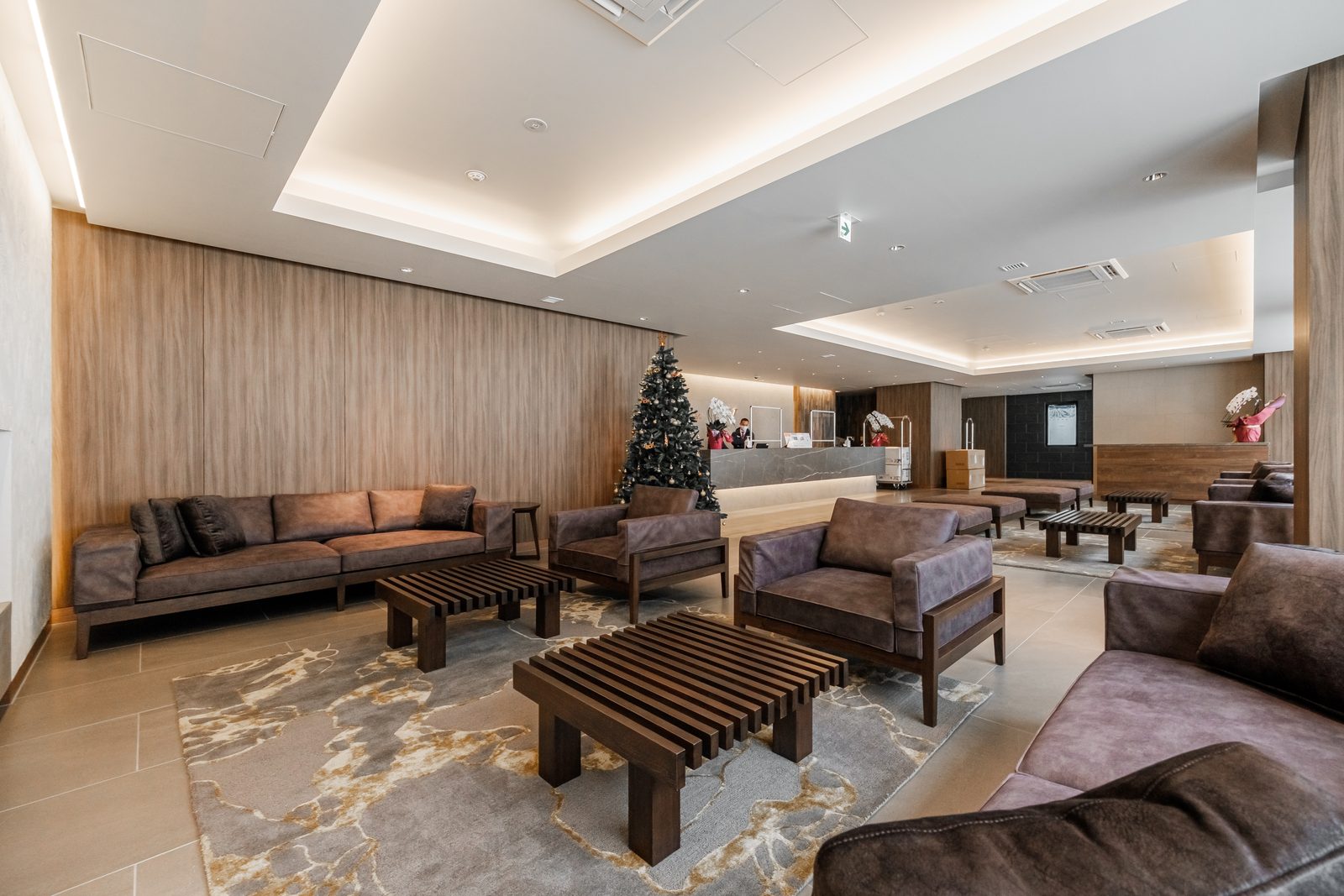 融入雪景之中|The Vale Rusutsu|今年4月前往采访时,一进酒店就闻到新建筑的味道,大厅的设计也是简单优雅。也许是因为占地广大,感觉空间感很辽阔开放,有大口呼吸的舒适感。