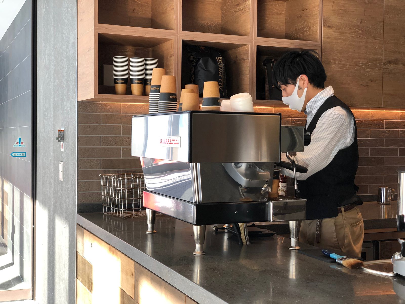 融入雪景之中|The Vale Rusutsu|今年4月前往采访时,一进酒店就闻到新建筑的味道,大厅的设计也是简单优雅。也许是因为占地广大,感觉空间感很辽阔开放,有大口呼吸的舒适感。
