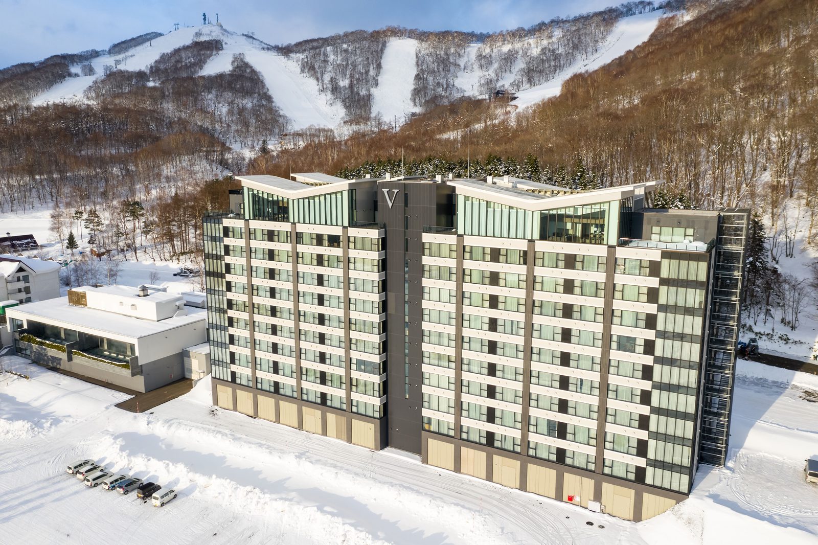 融入雪景之中|The Vale Rusutsu|下次来到新雪谷,不妨也参考一半假期在比罗夫跟朋友一起享受夜滑的超长雪道还有热闹的餐厅及Bar,再安排一半的假期沈浸在The Vale Rus
