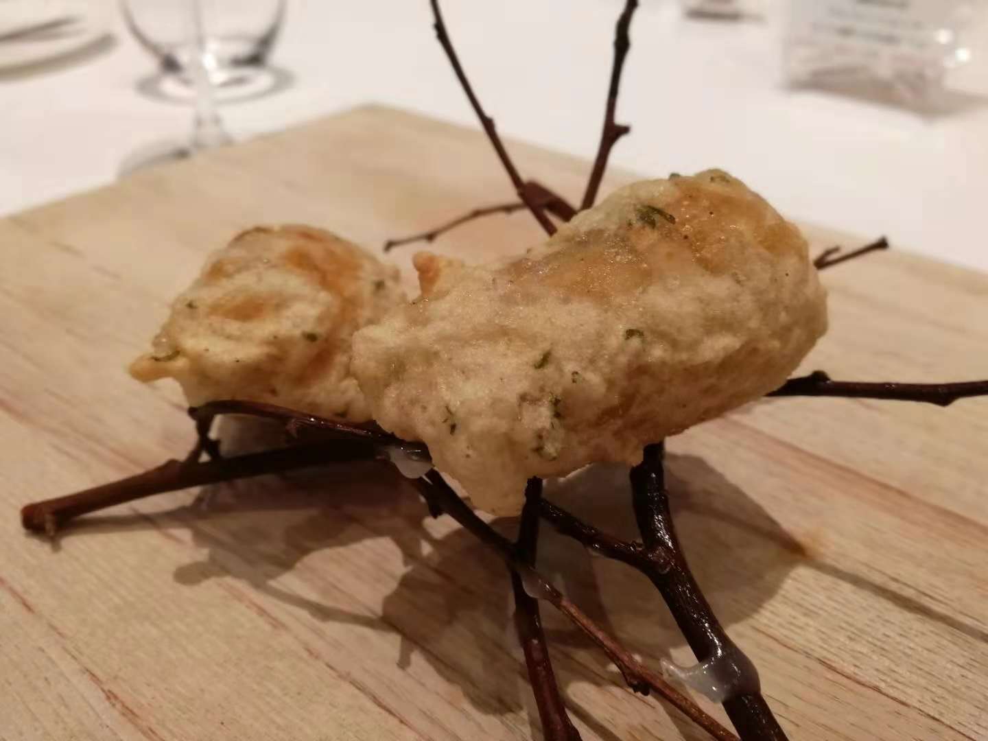 洞爷湖令人再三回味的法式料理|虽然说是法国料理,但餐厅的menu并不特别奢华。但用心细看餐单就会见到主厨们都把心思放在挑选合适的材料上 - 例如使用洞爷湖出产的和牛,或喷