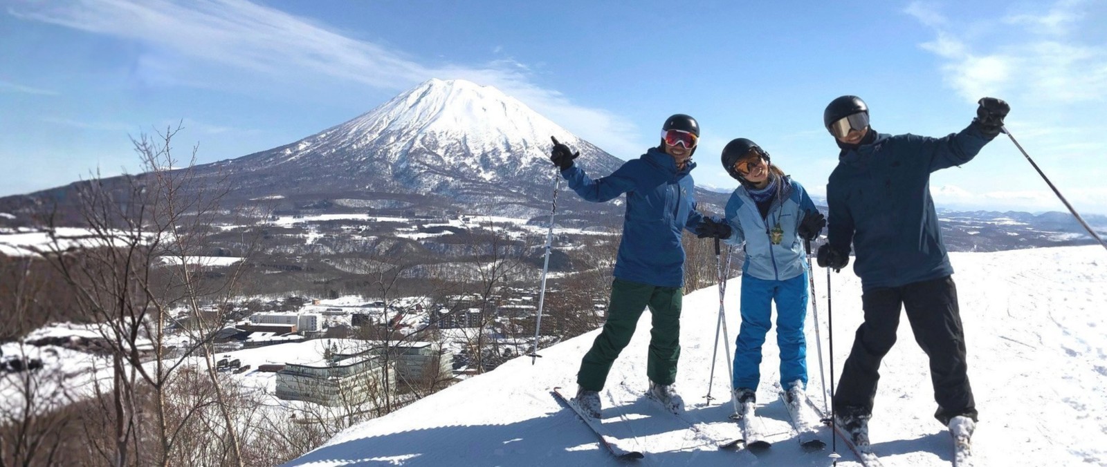 雪浪學員與教練在二世古山頂,背後是羊蹄山