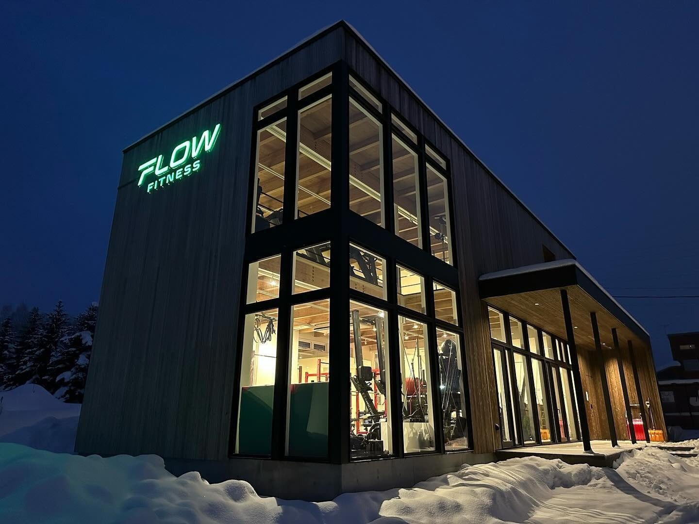 雪浪旗下 Flow Fitness Niseko 健身房冬夜外觀,二世古在地唯一健身房